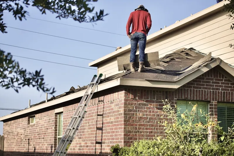Professional roofer working on a residential roof in San Pedro Hill